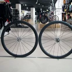 SMParts. Force 45 TLR 3K Twill Weave X DT SWISS 370 Track 20/24 Loch Laufradsatz