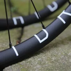 H+Son THE HYDRA X SwiftArt. Boost Track Laufradsatz 32 Loch 19 H+Son THE HYDRA X SwiftArt. Boost Track Laufradsatz 32 Loch -Ridea Verkäufe H Son Hydra LRS 9