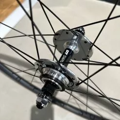 H+Son Archetype X DT-Swiss 370 Track Naben Laufradsatz - Anodized Grey 20/24Loch -Ridea Verkäufe H Son Arche DT370 LRS Grey 1