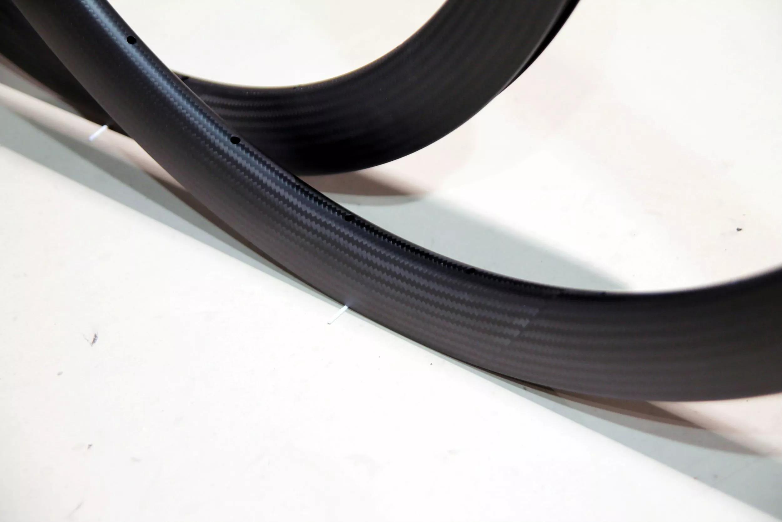 SMParts. Force 45, T700 Clincher TLR Carbon Felge 3K Twill Weave, 700c 28" 4 SMParts. Force 45, T700 Clincher TLR Carbon Felge 3K Twill Weave, 700c 28" – Bild 2