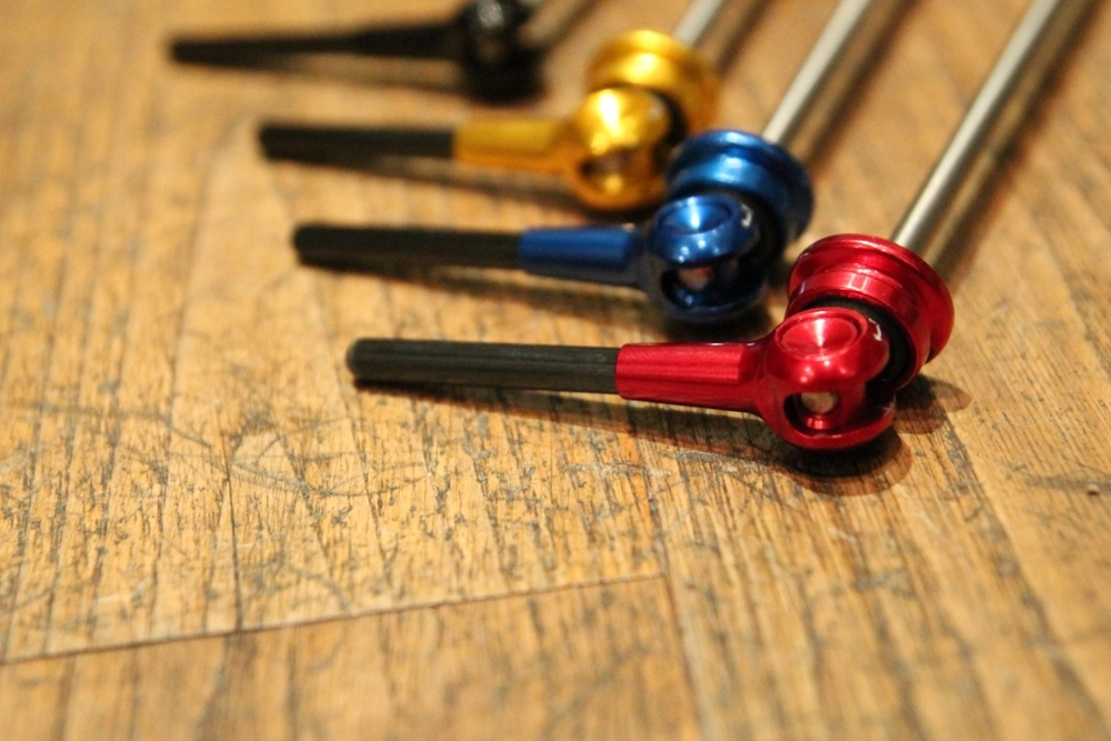 SMParts. SM-Parts Schnellspanner Mit Titanachse Und Carbonhebel - Set 4 SMParts. SM-Parts Schnellspanner Mit Titanachse Und Carbonhebel - Set – Bild 2