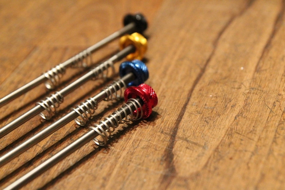 SMParts. SM-Parts Schnellspanner Mit Titanachse Und Carbonhebel - Set 6 SMParts. SM-Parts Schnellspanner Mit Titanachse Und Carbonhebel - Set – Bild 4